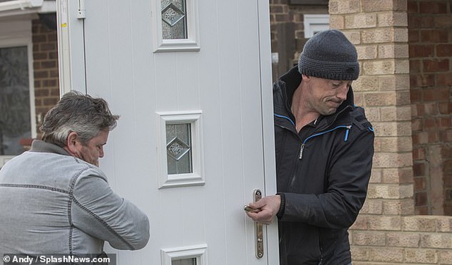 Bức ảnh anh Steve mặc áo khoác đen, quần jean lửng và đội mũ len đang lắp cửa tại một khách sạn gần nhà ở Selsey, West Sussex, Anh.