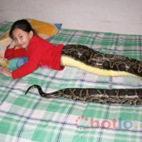 Sự thật tin đồn về cô gái nửa người nửa rắn ở Thái Lan